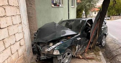 EHLİYETSİZ SÜRÜCÜ POLİSTEN KAÇARKEN KAZA YAPIP YARALANDI