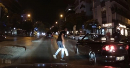 İZMİR'DE 'DÖNER BIÇAKLI' TRAFİK KAVGASI KAMERADA