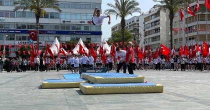 İZMİR'DE 19 MAYIS COŞKUYLA KUTLANDI