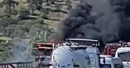 BELEDİYE OTOBÜSÜ ALEV ALEV YANDI: YOLCULAR TAHLİYE EDİLDİ