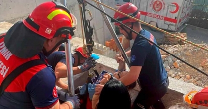 İZMİR'DE KUYUYA DÜŞEN YAŞLI KADIN KURTARILDI