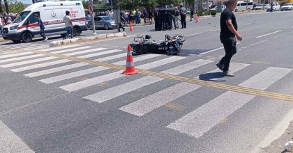 İZMİR'DE OTOMOBİL İLE MOTOSİKLET ÇARPIŞTI: 1 ÖLÜ, 2 YARALI