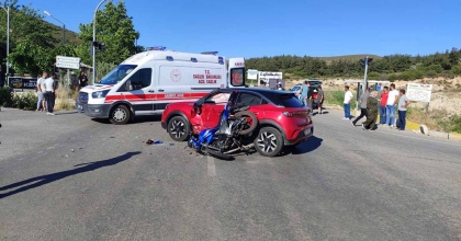 İZMİR’DE OTOMOBİL MOTOSİKLETLE ÇARPIŞTI: 1 AĞIR YARALI