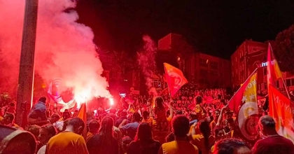 İZMİR’DE SARI-KIRMIZILI TARAFTARLAR ŞAMPİYONLUĞU KUTLADI