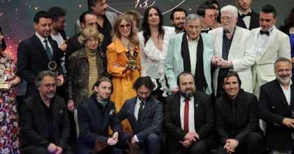 İZMİR'DEN YÜKSELEN TİYATRO RUHU TÜRKİYE'Yİ BİR KEZ DAHA KUCAKLADI