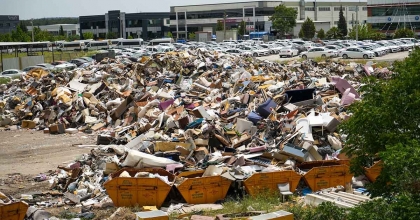İZMİR'İN GÖBEĞİNDE ÇÖP ALANINDAN ÜRKÜTEN GÖRÜNTÜ
