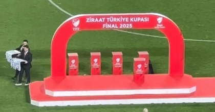 KUPA SEREMONİSİNDE TFF'YE PROTESTO