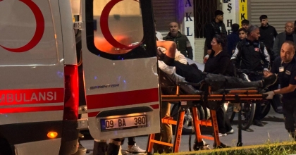 KUŞADASI'NDA İKİ GRUP ARASINDA SOPALI KAVGA