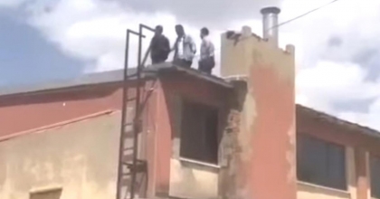 HIRSIZLIK ZANLISI SAKLANDIĞI BİNANIN ÇATISINDA YAKALANDI