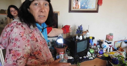 KARDEŞİ EVSİZ BIRAKTI, BÜTÜN MAHALLE SAHİP ÇIKTI