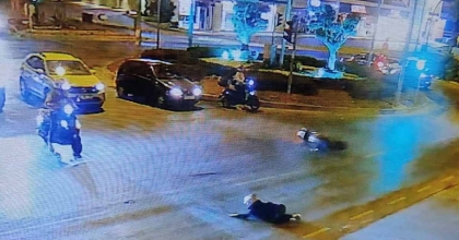 KIRMIZI IŞIK İHLALİ KAZAYA NEDEN OLDU: SON SÜRAT ÇARPTI