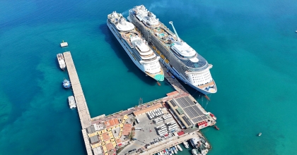 KUŞADASI'NA İKİ KRUVAZİYERLE 6 BİN 409 TURİST GELDİ