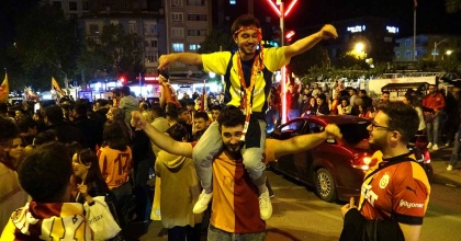 KÜTAHYA'DAKİ KUTLAMALARA FENERBAHÇELİ TARAFTAR DA KATILDI