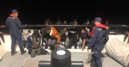 LASTİK BOT İÇERİSİNDE 28 GÖÇMEN YAKALANDI