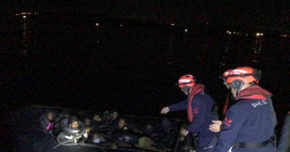 LASTİK BOTTA 48 GÖÇMEN YAKALANDI