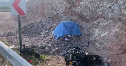 MANİSA'DA MOTOSİKLET YOLDAN ÇIKTI: 1 ÖLÜ, 1 YARALI