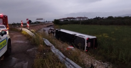 MANİSA'DA YOLCU OTOBÜSÜ ŞARAMPOLE YUVARLANDI: 10 YARALI