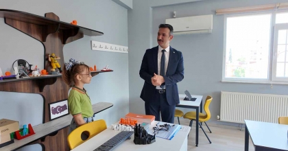 İLKOKUL ÖĞRENCİSİ ATIK MALZEMELERDEN SESSİZ SÜPÜRGE YAPTI