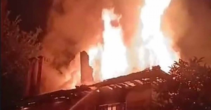 MİLAS’TA İKİ KATLI EV ALEVLERE TESLİM OLDU