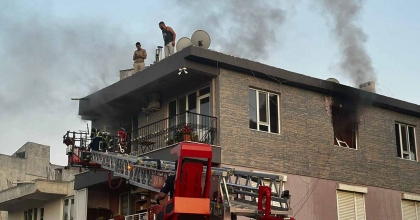 MİLAS'TA VATANDAŞLAR YANGINDA ÇATIYA ÇIKARAK KURTULDULAR