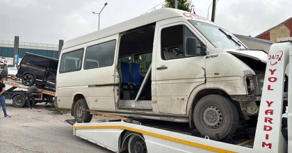 MİNİBÜS İLE KAMYONET ÇARPIŞTI, 9 KİŞİ YARALANDI