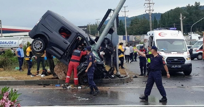 MUĞLA’DA TRAFİK KAZASI: ARAÇ DİREĞE ÇARPIP HAVADA ASILI KALDI