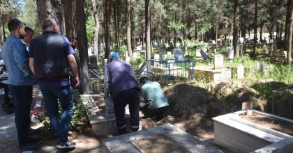 NAYLON POŞETE SARIP TURGUTLU MEZARLIĞINA ATTILAR