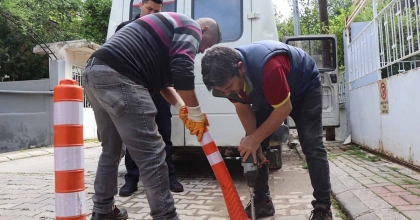 NAZİLLİ'DE İZİNSİZ ASILAN TABELA VE DUBALAR SÖKÜLDÜ