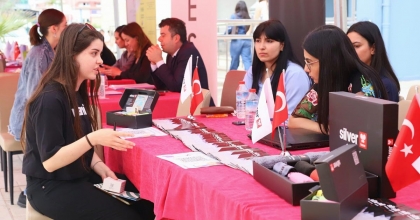 ÖĞRENCİLER KARİYER FUARINDA FİRMALARLA BULUŞTU