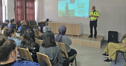 ÖĞRENCİLERE POLİSLİK MESLEĞİ VE GÜVENLİ YAŞAM EĞİTİMİ