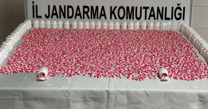 ORMANLIK ALANDA SAKLANAN UYUŞTURUCULARI JANDARMA BULDU