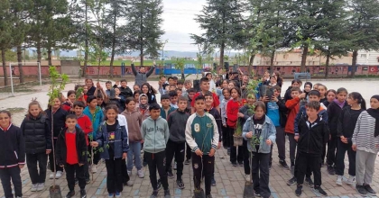 ÖĞRETMEN VE ÖĞRENCİLER 100 FİDANI TOPRAKLA BULUŞTURDU