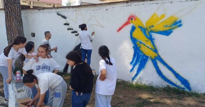 ORTAOKUL ÖĞRENCİLERİ BAHÇE DUVARLARINI SÜSLEDİ