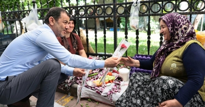 PAZARYERİNDE SÜRPRİZ KUTLAMA