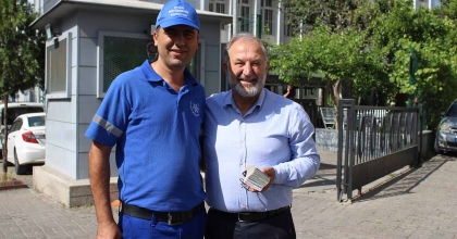 PARA DOLU POŞETİ BÖYLE BULDU