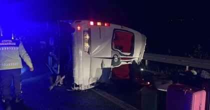 SOMA’DA SERVİS MİNİBÜSÜ DEVRİLDİ: 1 ÖLÜ, 13 YARALI