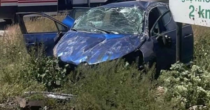 TAKLA ATAN OTOMOBİLDE 2 KİŞİ YARALANDI