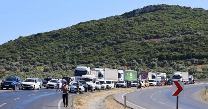 TANKERDEN DÖKÜLEN BALIK YAĞI KARAYOLUNU SAVAŞ ALANINA ÇEVİRDİ