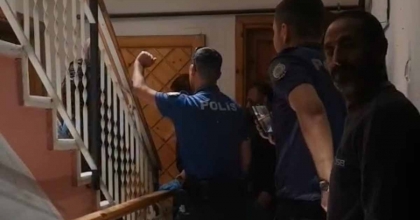 TURGUTLU'DA EVİNDE 12 KÖPEKLE YAŞAYAN KADIN GÖZALTINA ALINDI