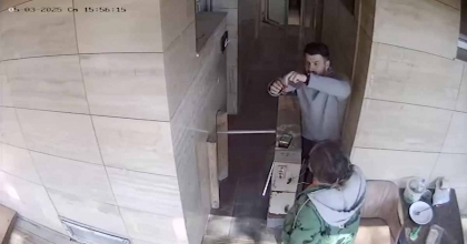 TUVALETTE BULDUĞU ALTIN DOLU KESEYİ POLİSE TESLİM ETTİ