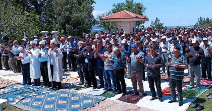 ÜRETİCİ YAĞMUR DUASINA ÇIKIYOR