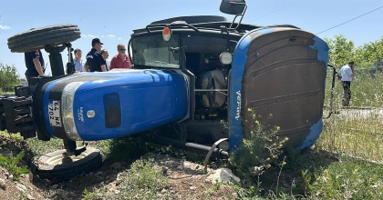 UŞAK'TA HEMZEMİN GEÇİTTE TRAKTÖR İLE TREN ÇARPIŞTI: 1 YARALI