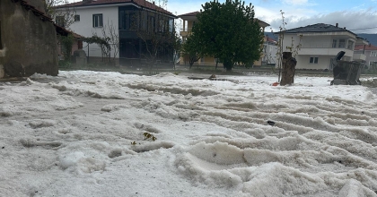 UŞAK’TA SAĞANAK VE DOLU YAĞIŞI ETKİLİ OLDU