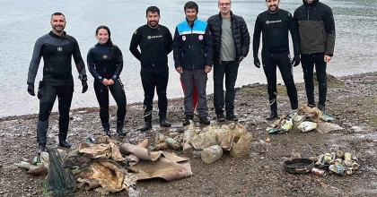 YAĞMUR ALTINDA DENİZ DİBİ TEMİZLİĞİ