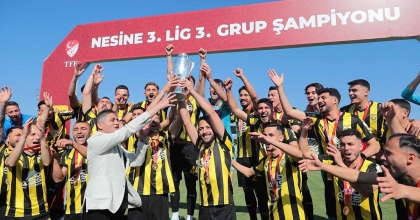 YENİLGİSİZ ŞAMPİYON ALİAĞA FK, KUPAYI KALDIRDI