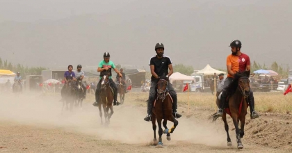 YENİPAZAR'DA GELENEKSEL RAHVAN YARIŞLARI NEFES KESTİ