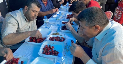 10 DAKİKADA 2 BUÇUK KİLO KİRAZ YEDİ, ALTINI KAZANDI