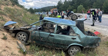 UŞAK'TA İKİ ARAÇ ÇARPIŞTI: 1'İ AĞIR 7 YARALI