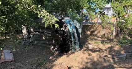 OTOMOBİL YOL KENARINDAKİ TARLAYA GİRİP YAN YATTI: 4 YARALI
