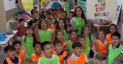 ALAŞEHİR'DE MİNİKLER ÇEVRE İÇİN OTURDU